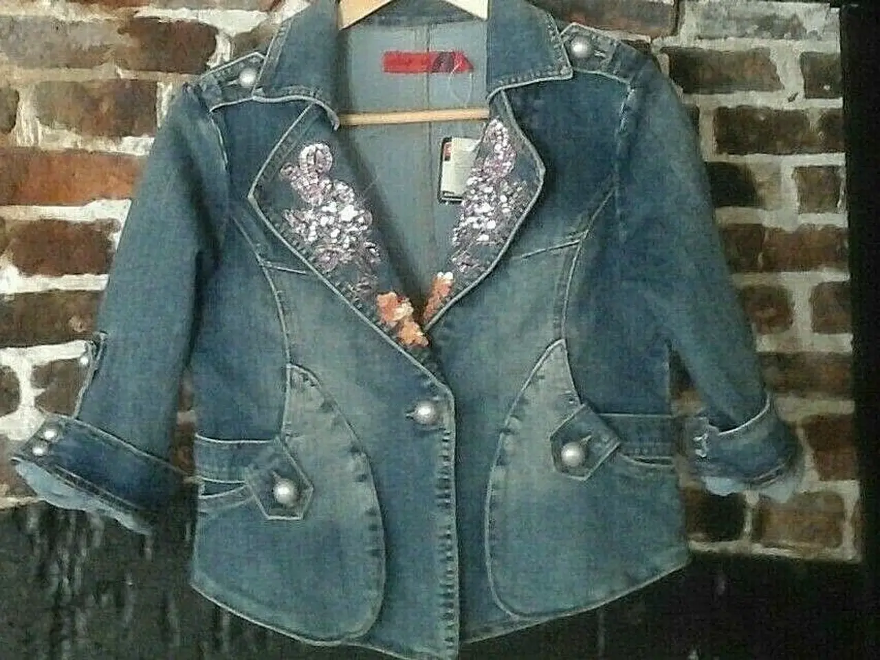 Billede 1 - Jeans jakke med broderinger(kort). Stør: small