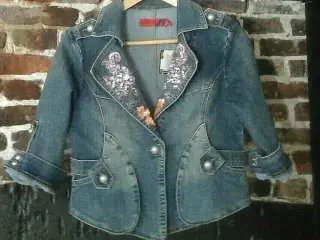 Jeans jakke med broderinger(kort). Stør: small