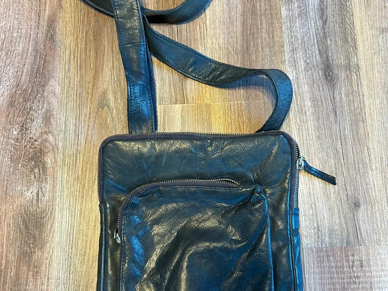 Billede 1 - Flot Depeche crossover / crossbody taske i sort læ