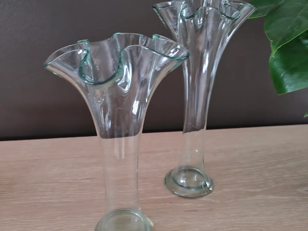 Billede 4 - Flot glasvase til langstilkede blomster.