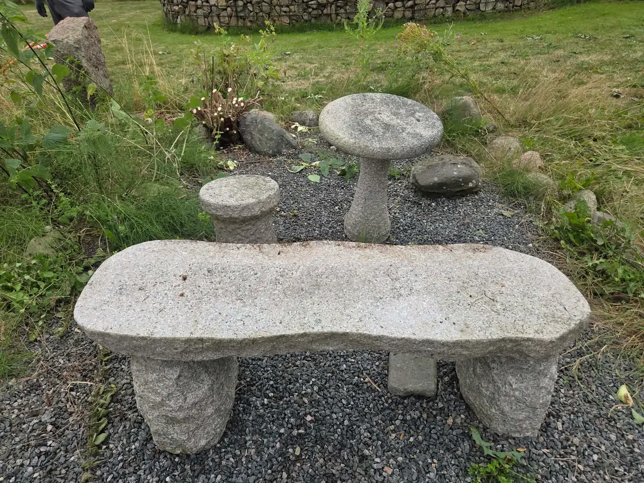 Billede 2 - Rød granitbænk, bord og stol "pullert"