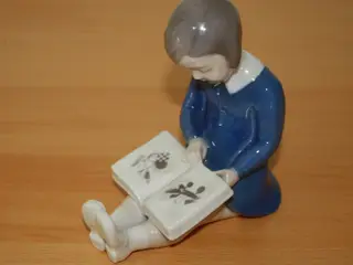 Pige med bog, porcelænsfigur fra Bing og Grøndahl