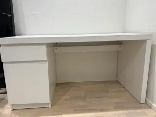 Ikea skrivebord - BORTGIVES
