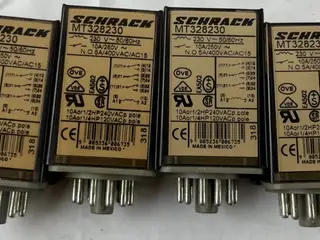 Schrack MT328230 relæ 230V AC 10A 3CO Plug‑In Tyco