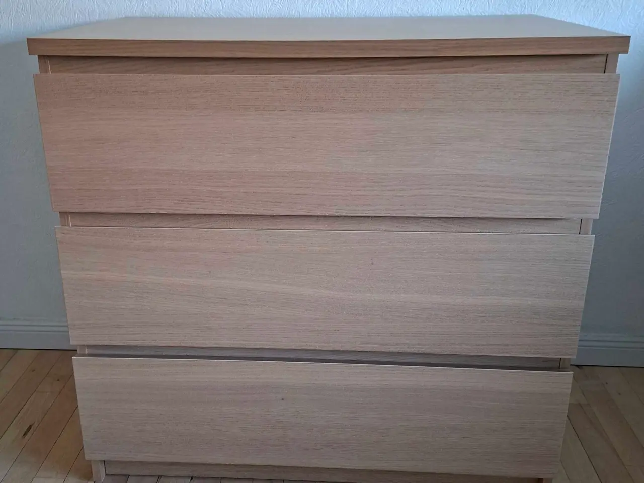 Billede 1 - Malm kommode, egetræsfiner med hvid bejdse.