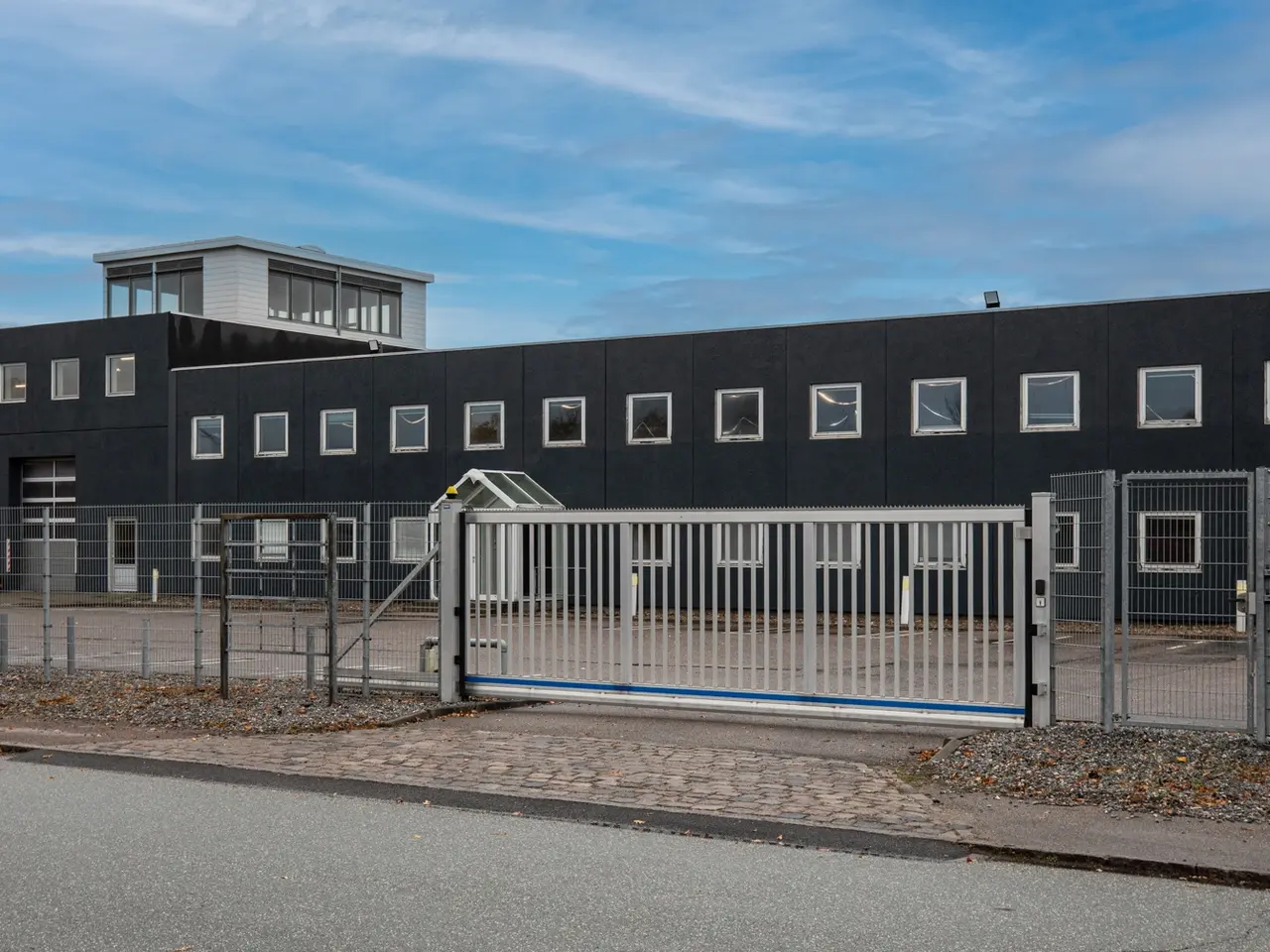Billede 2 - Stor og renoveret domicilejendom med lager og kontor.