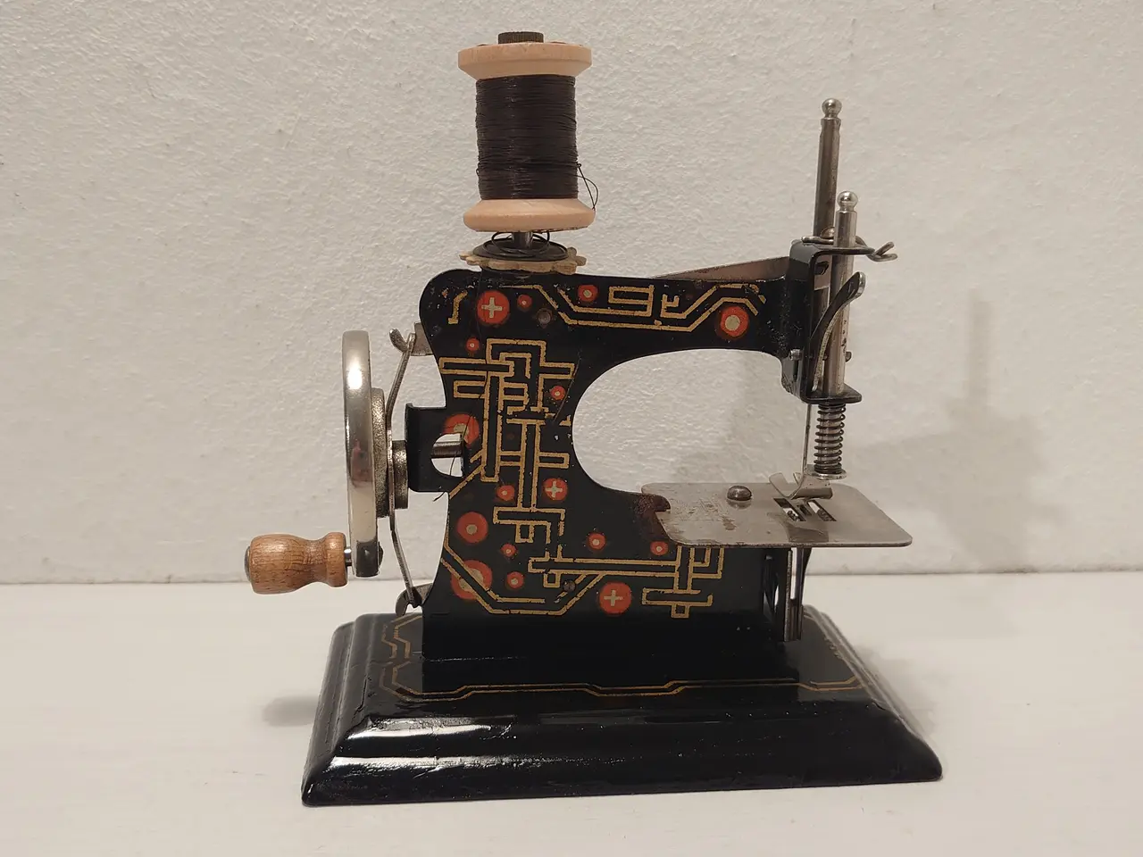 Billede 1 - Lille symaskine i blik .Model Casige.Virker. 1935