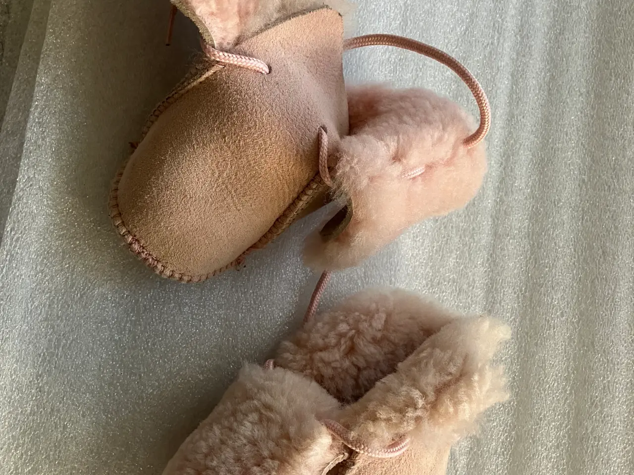 Billede 3 - Babyfutter i ægte lammeskind, blød og varm!