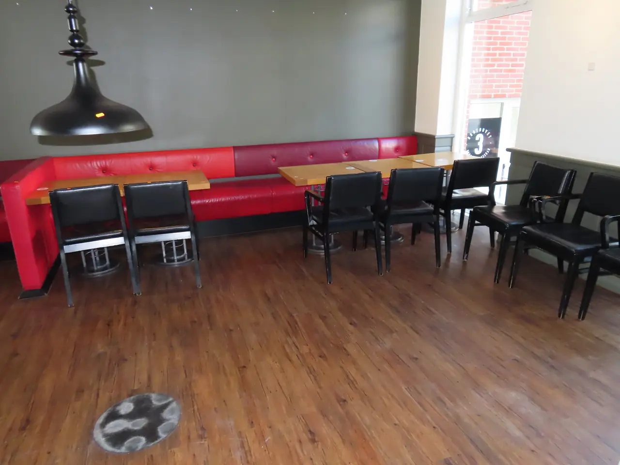 Billede 1 - 5 stk. Caféborde, 8 stk. Spisebordsstole samt sofa