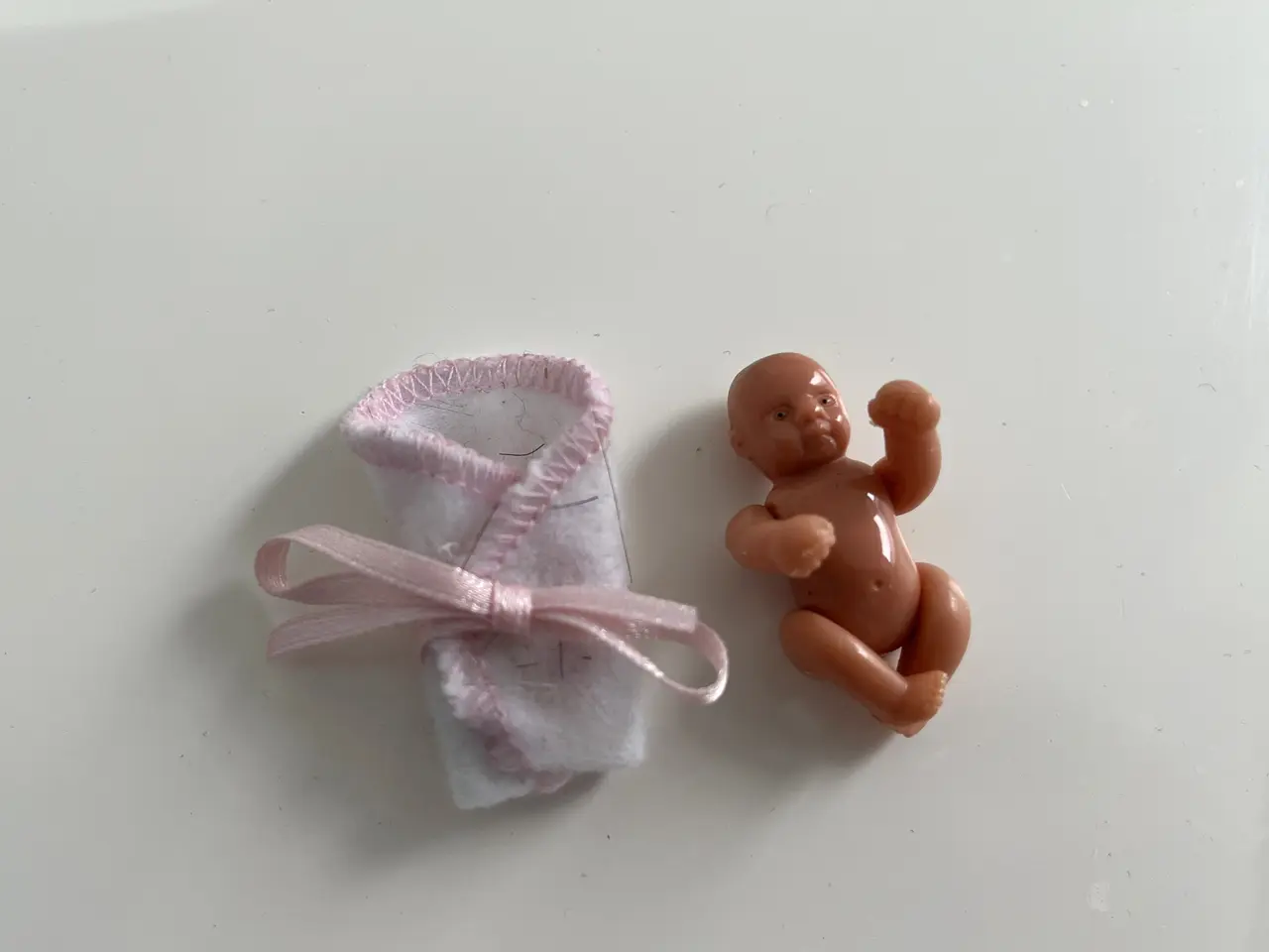 Billede 6 - Dukkehus-møbler, inkl. babydukke med svøb, Lundby
