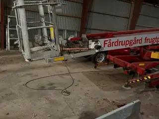 Denka byggelift med nummerplade.