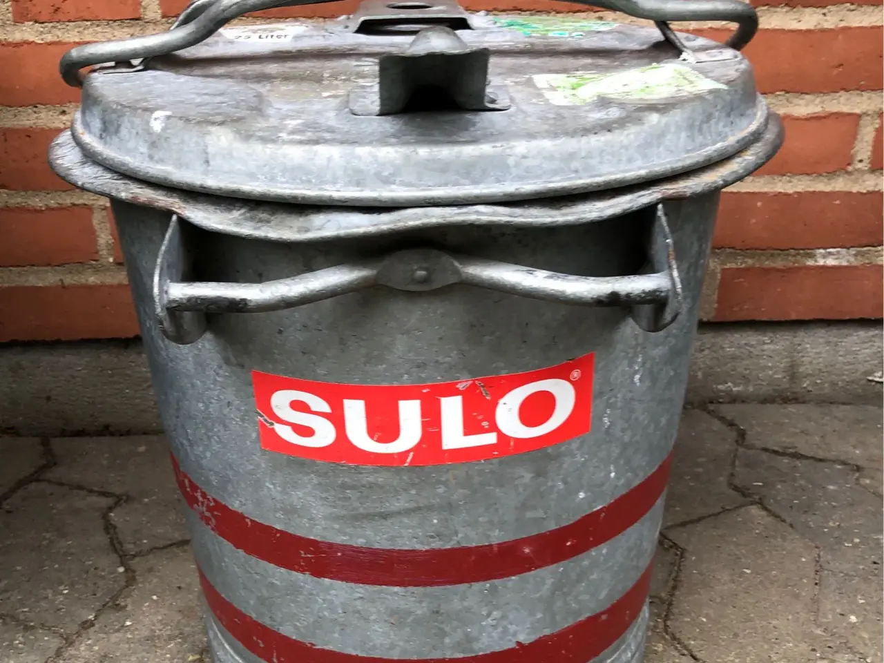 Billede 1 - Gl skraldespand
