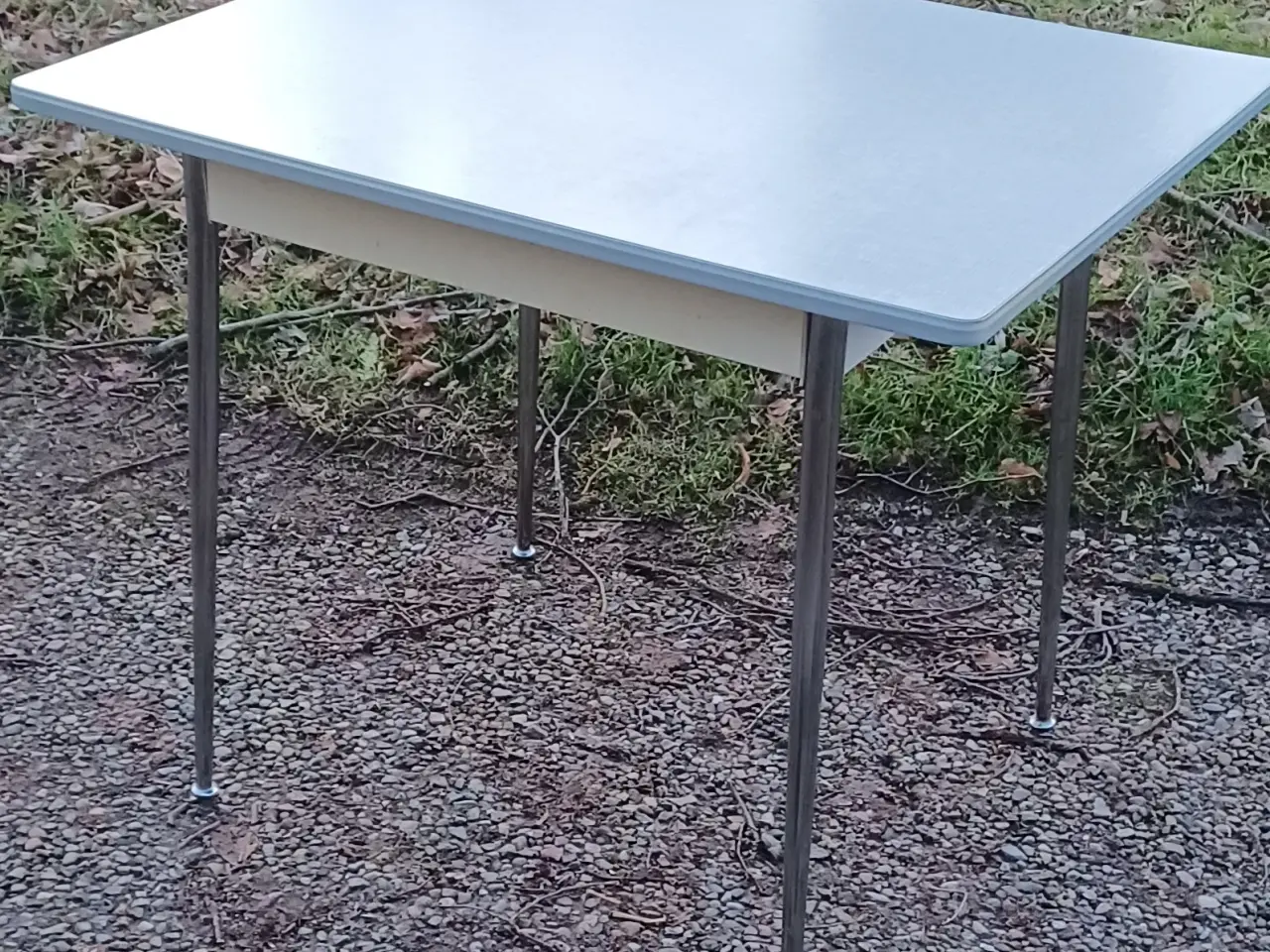 Billede 2 - Havebord, retro. Til udestuen eller orangeriet.