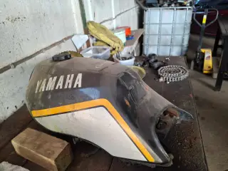 Yamaha en med papir og en uden