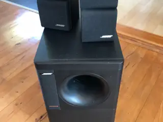 BOSE højtalere med vægbeslag