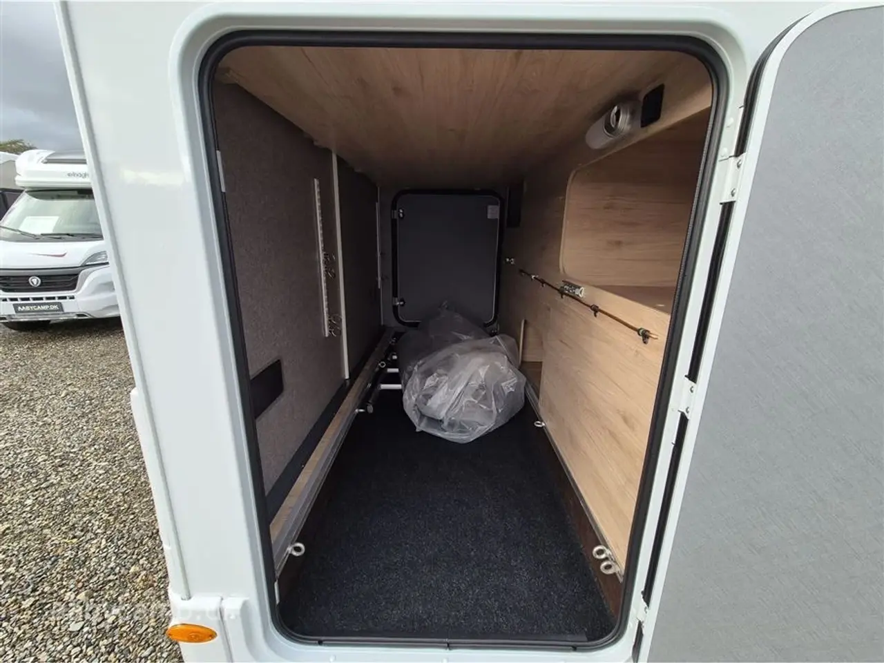 Billede 20 - 2022 - Dethleffs Just GO T 6815 Automatgear. markise. solceller. 2x Batteri. inverter. elektrisk indgangstrin. centrallås på Bo-del. 42,000 km.