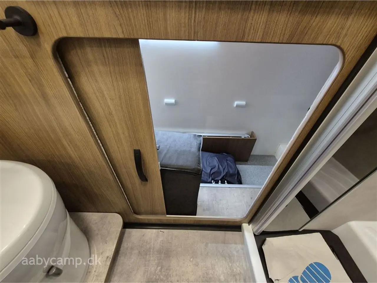 Billede 17 - 2027 - Benimar Yrteo 885 En lille veludstyret camper med et fantastisk rummeligt indre på kun 6,39 meter.