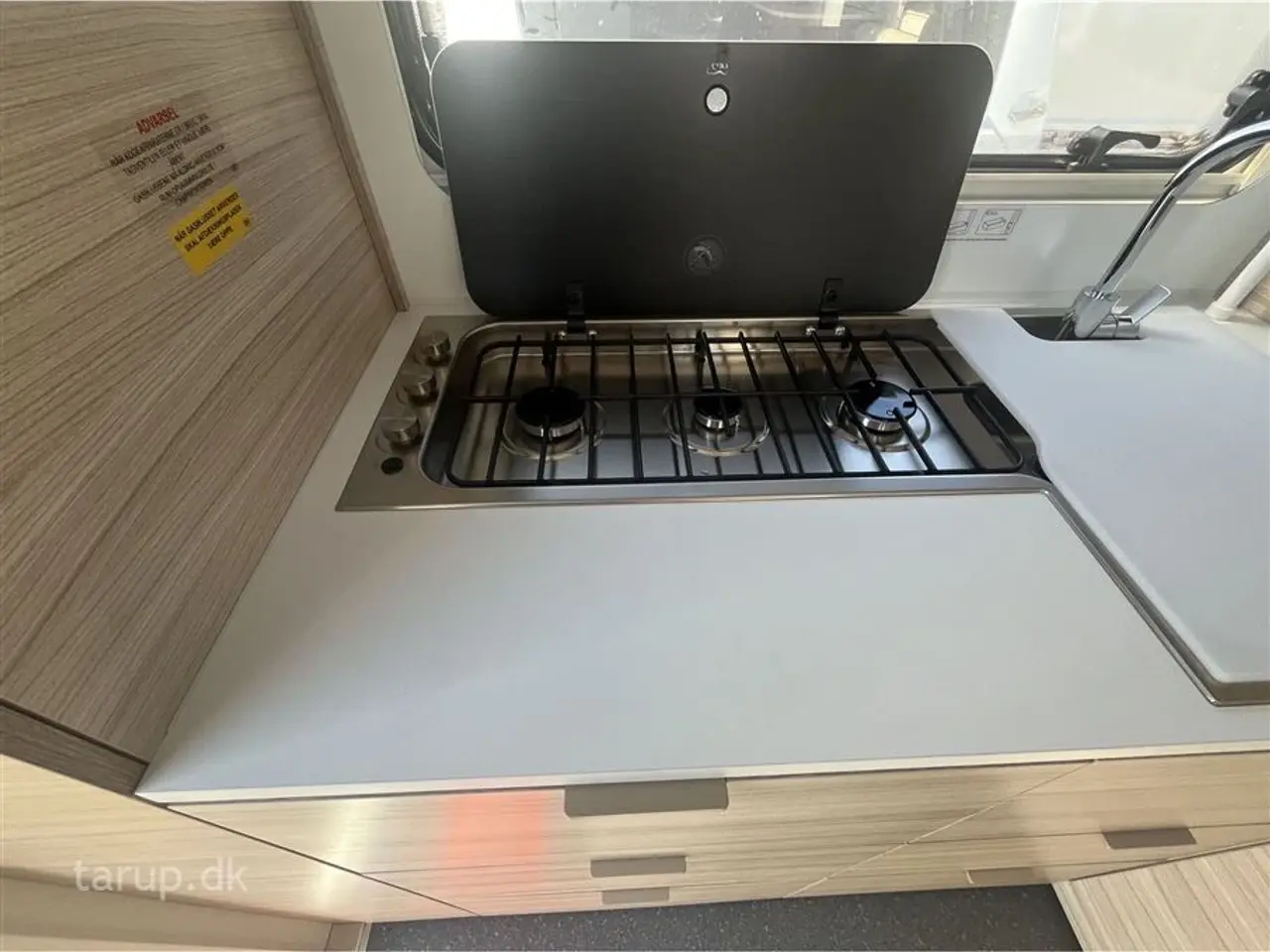 Billede 11 - 2026 - Adria Altea 542 PH   Fritstillet dobbeltseng, glatte glasfibersider, frontkøkken, side-siddegruppe, myggenetsdør, blæservarme, el-gulvvarme, stabilisator