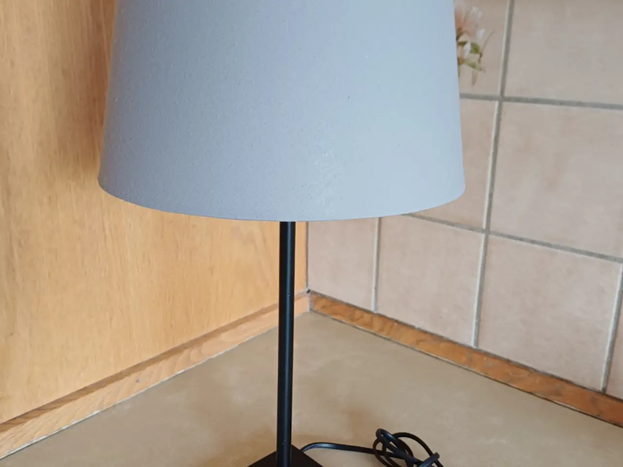 Billede 1 - Bordlampe med grå skærm og sort fod