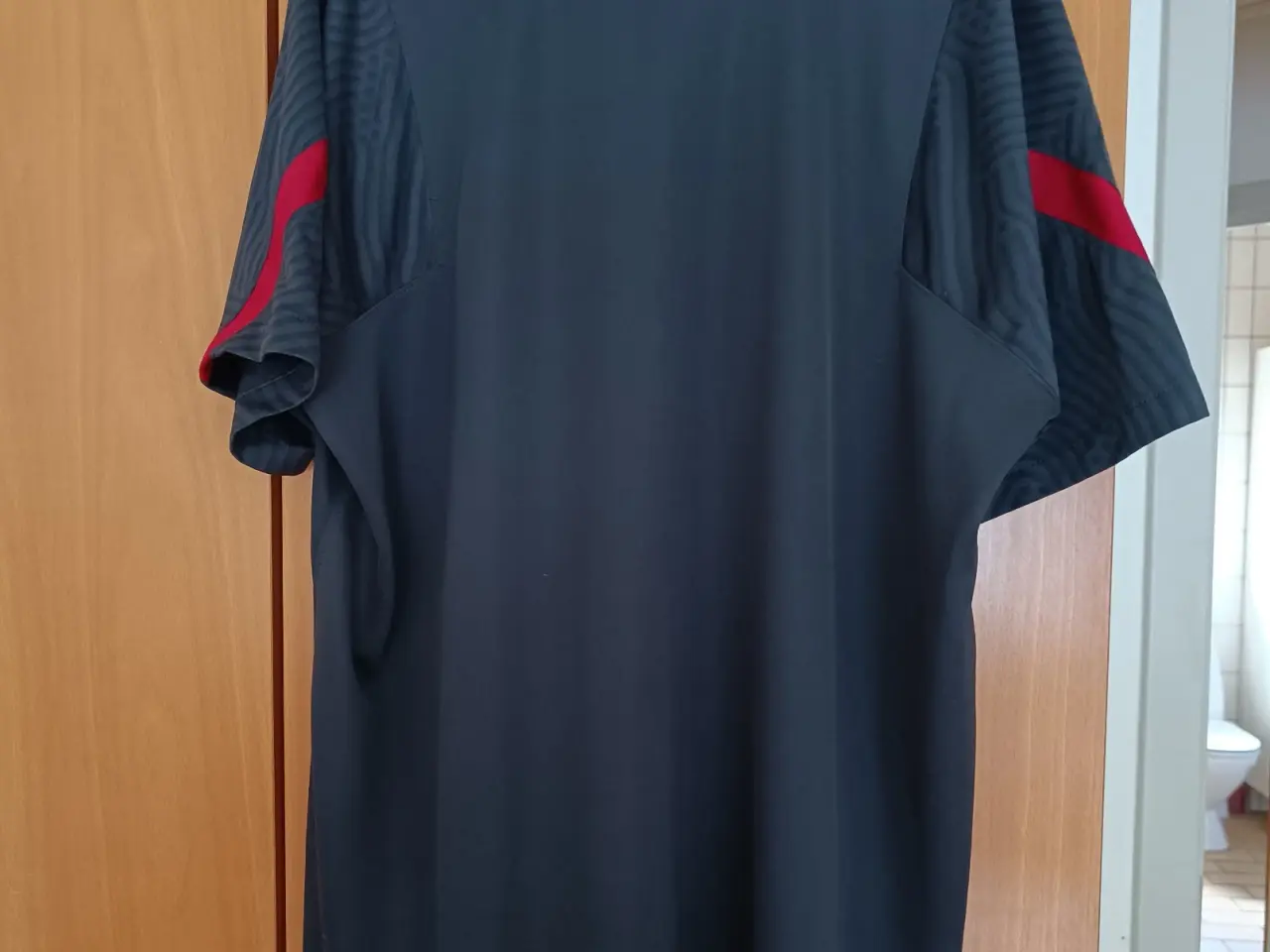Billede 3 - Liverpool fodboldsæt t-shirt + shorts