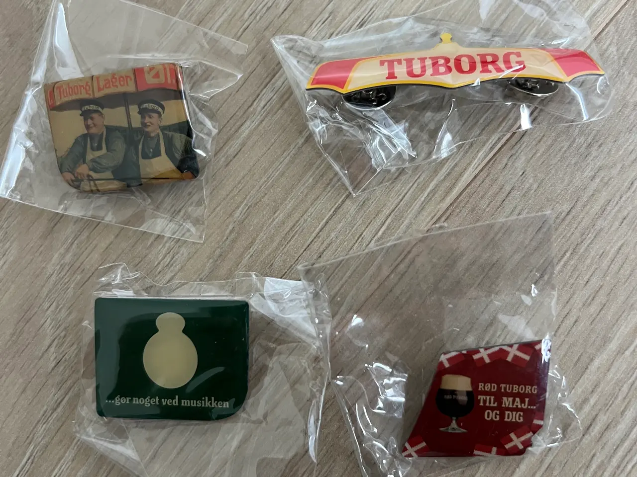 Billede 3 - Samling af 11 Tuborg pins og badges