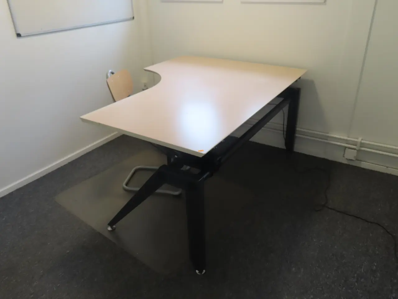 Billede 1 - Hæve-/sænkebord inkl. Stol mv.