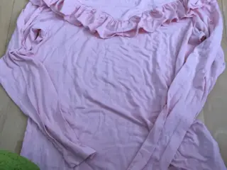 Bluse og T-shirt sælges