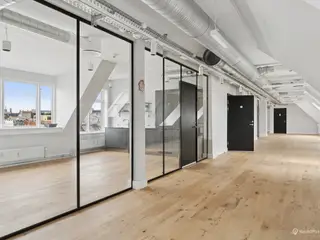 Lyst og charmerende kontor i klassisk københavnerejendom med flot udsigt over byens tage og tårne
