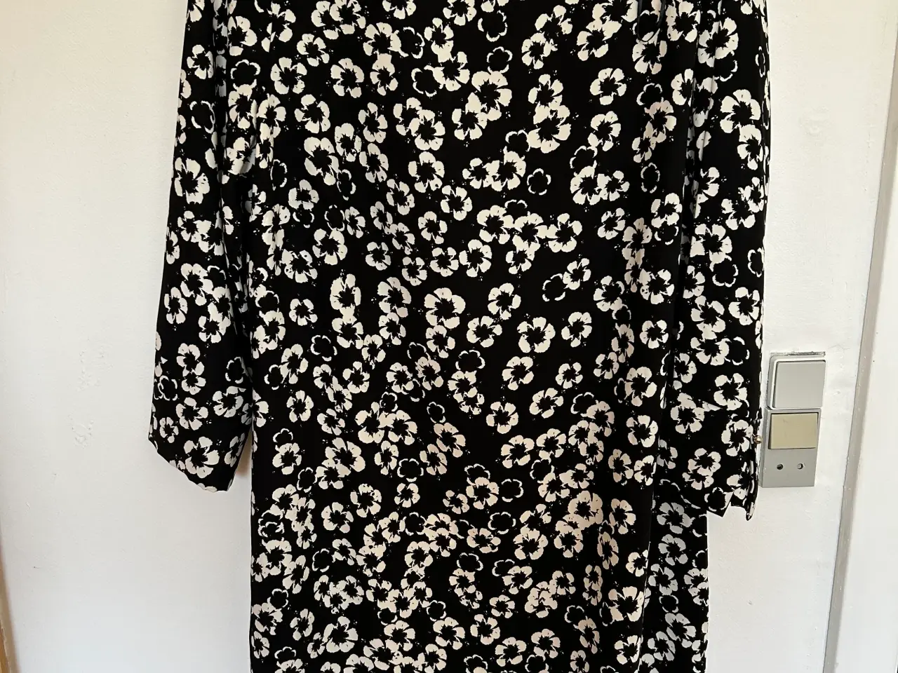 Billede 1 - kjoler og bluse fra H&M sælges