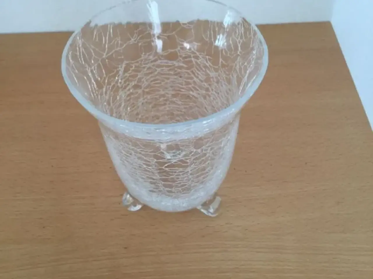 Billede 1 - Glasvase på 3 små fødder. Ligner krakeleret glas!