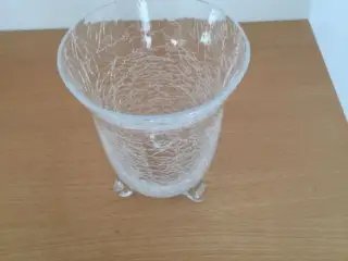 Glasvase på 3 små fødder. Ligner krakeleret glas!
