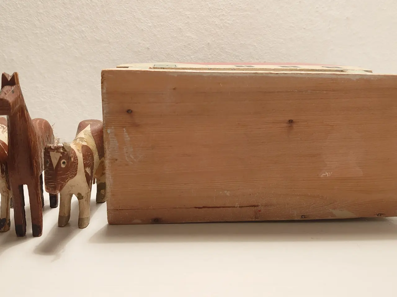 Billede 7 - Fængselslegetøj: 3 trædyr og stald. Ca 1933.