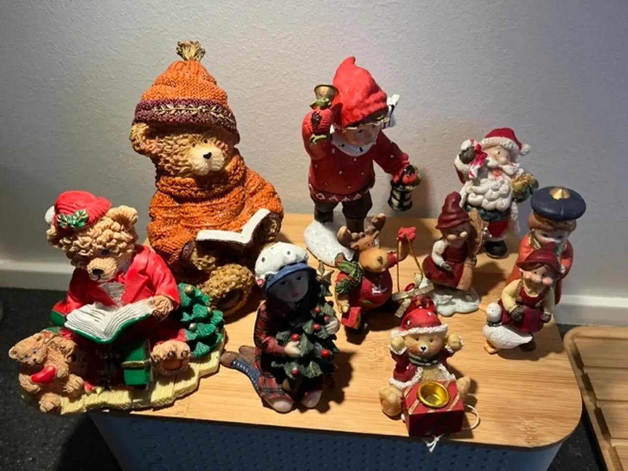 Billede 1 - Samling julefigurer med nisser, bamser og rensdyr