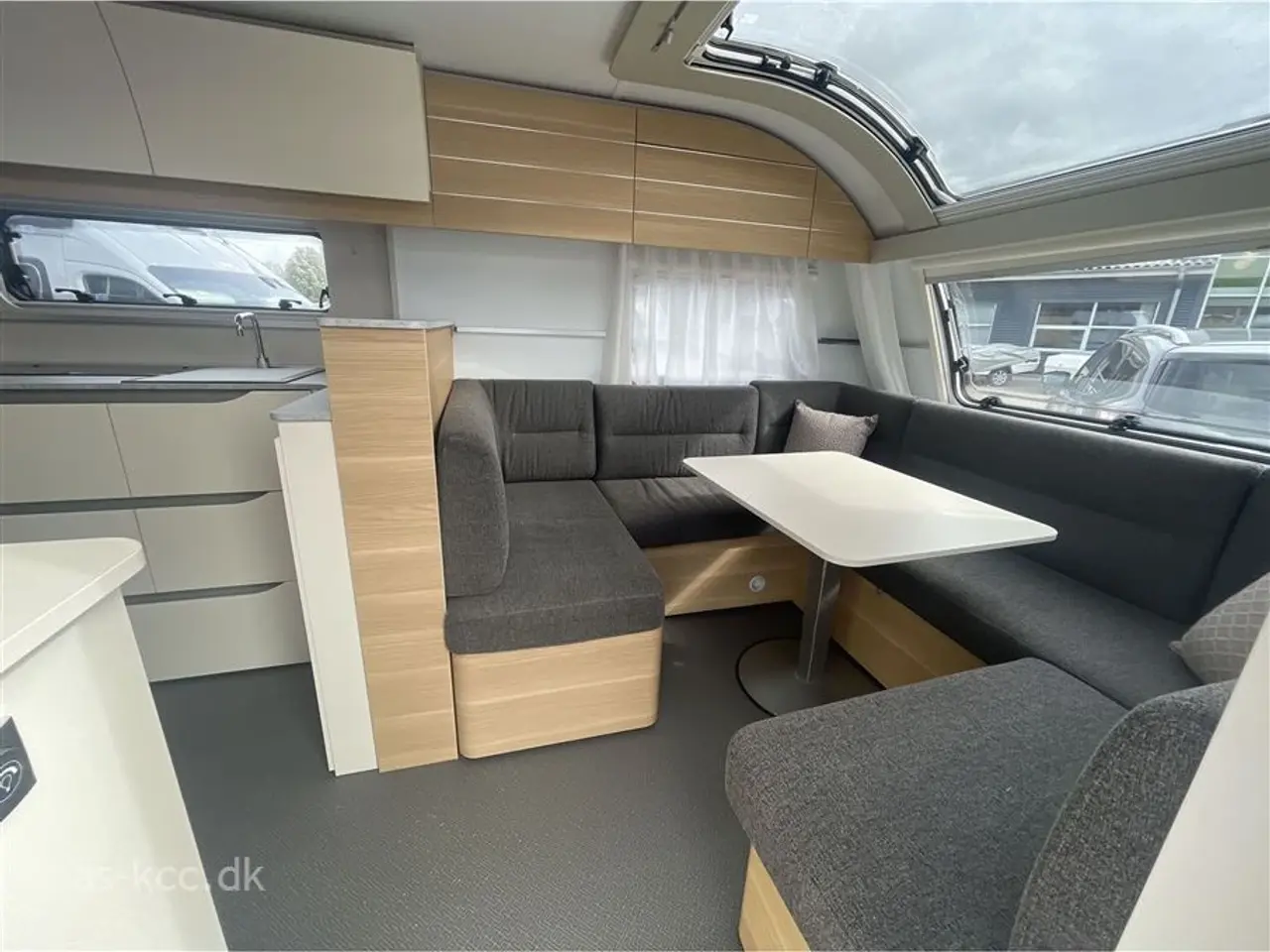 Billede 3 - 2022 - Adria Adora 613 UL   Adria Adora 613 UL årgang 2022 5 sovepladser, 6 siddepladser Isabella Penta fortelt 3,5 m. Dørmarkise til Penta SÆLGES FOR KUNDE