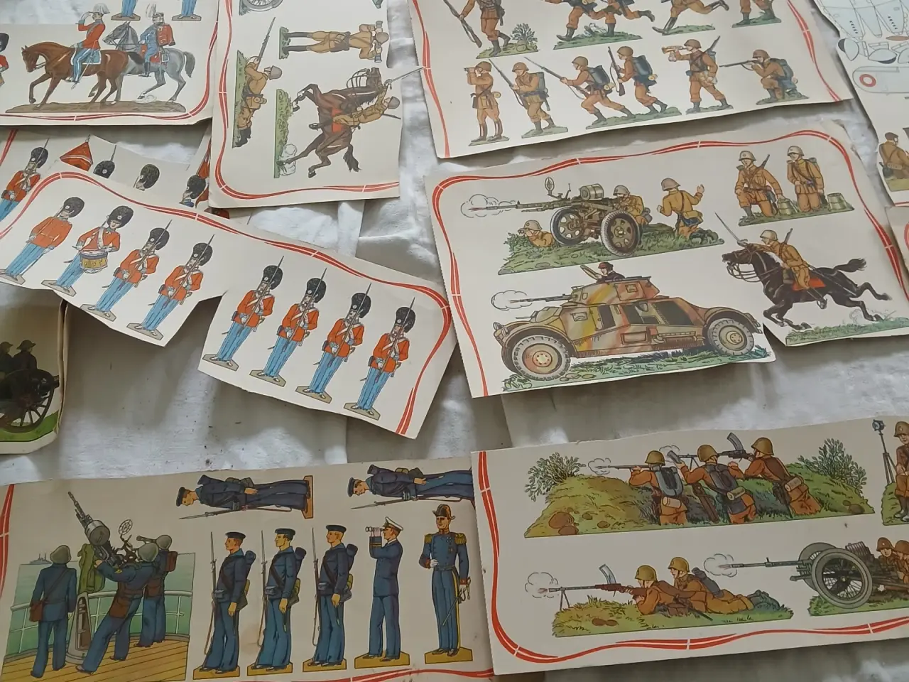 Billede 3 - Samling af gamle papfigurer med soldater,