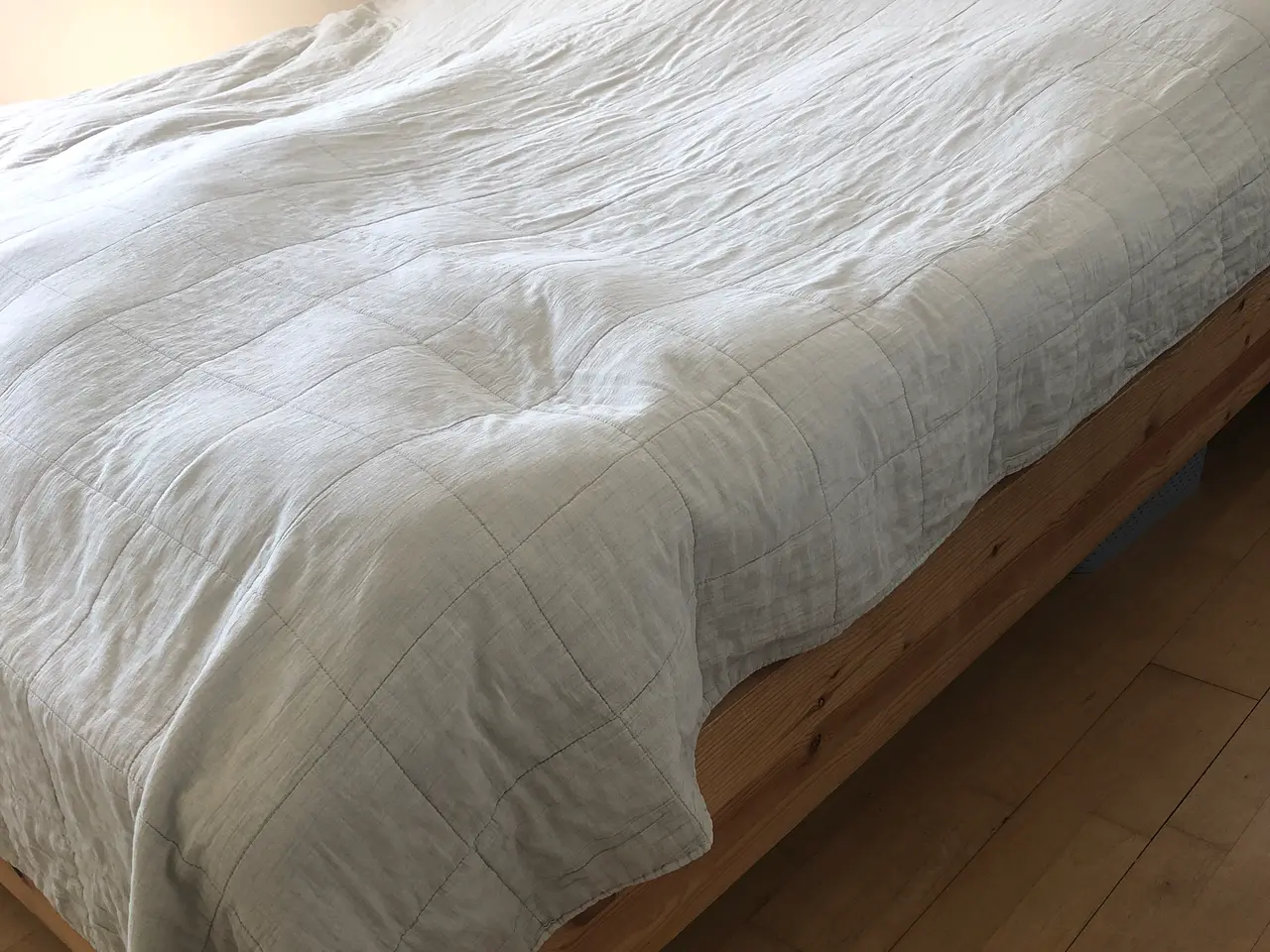 Billede 2 - Dejlig seng udført i fyrretræ. Gode madrasser 