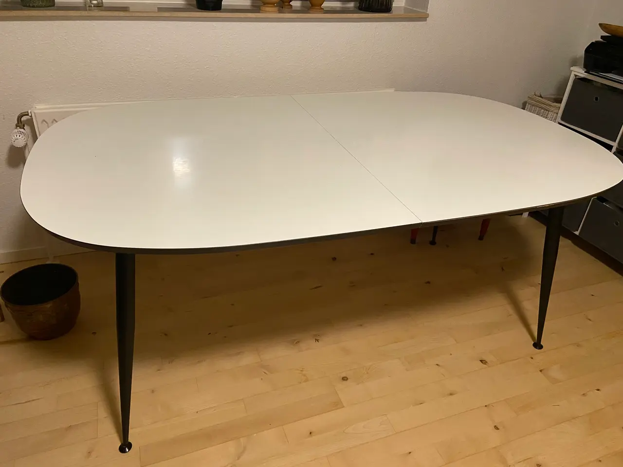 Billede 2 - Spisebord, hvid laminat, med 2 tillægsplader