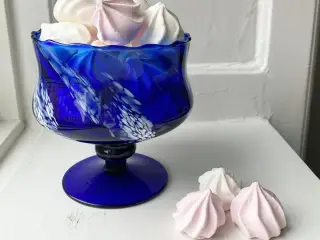 Blå m swirl og hvidmelering, på fod