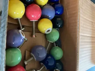 Farvede keramik møbelknopper