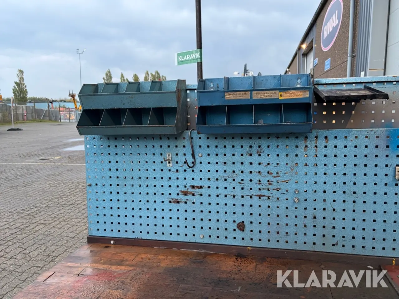 Billede 8 - Arbejdsbord med skuffer og lampe