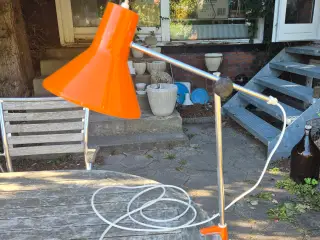 Orange arkitektlampe på stander af krom 
