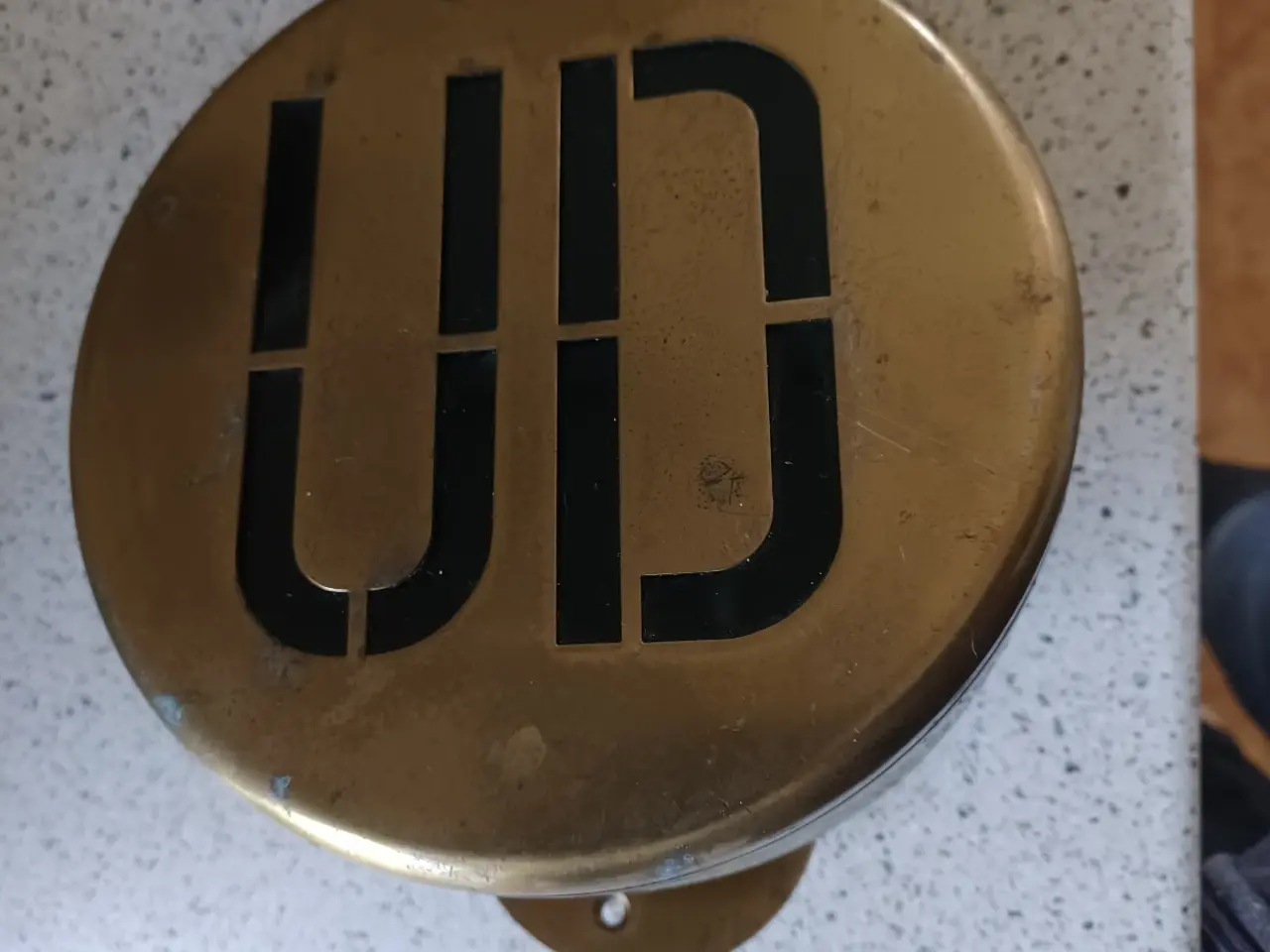 Billede 1 - Messing UD skilt Vilhelm Lauritzen