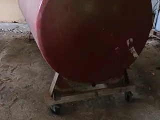 Vandtank (olietank) 2500 l akumuleringstank.