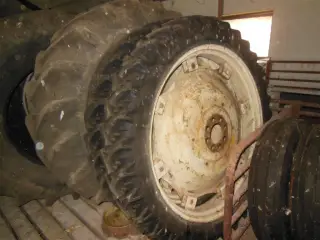 - - - 9,5 R 44, passer til Ford traktor