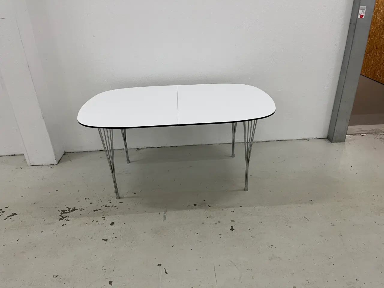 Billede 2 - Spisebord Haslev m/udtræk i hvid laminat, stålben.