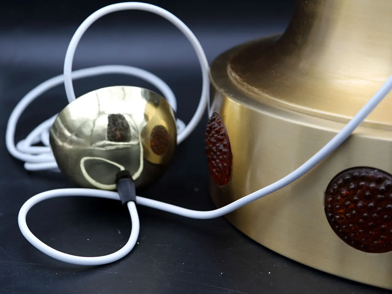 Billede 8 - Retro pendel i gyldent aluminium med ravdetaljer