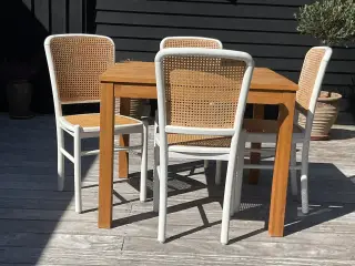 Spisebord i massiv eg