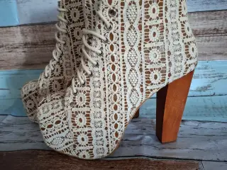 Jeffrey Campbell - bud modtages 