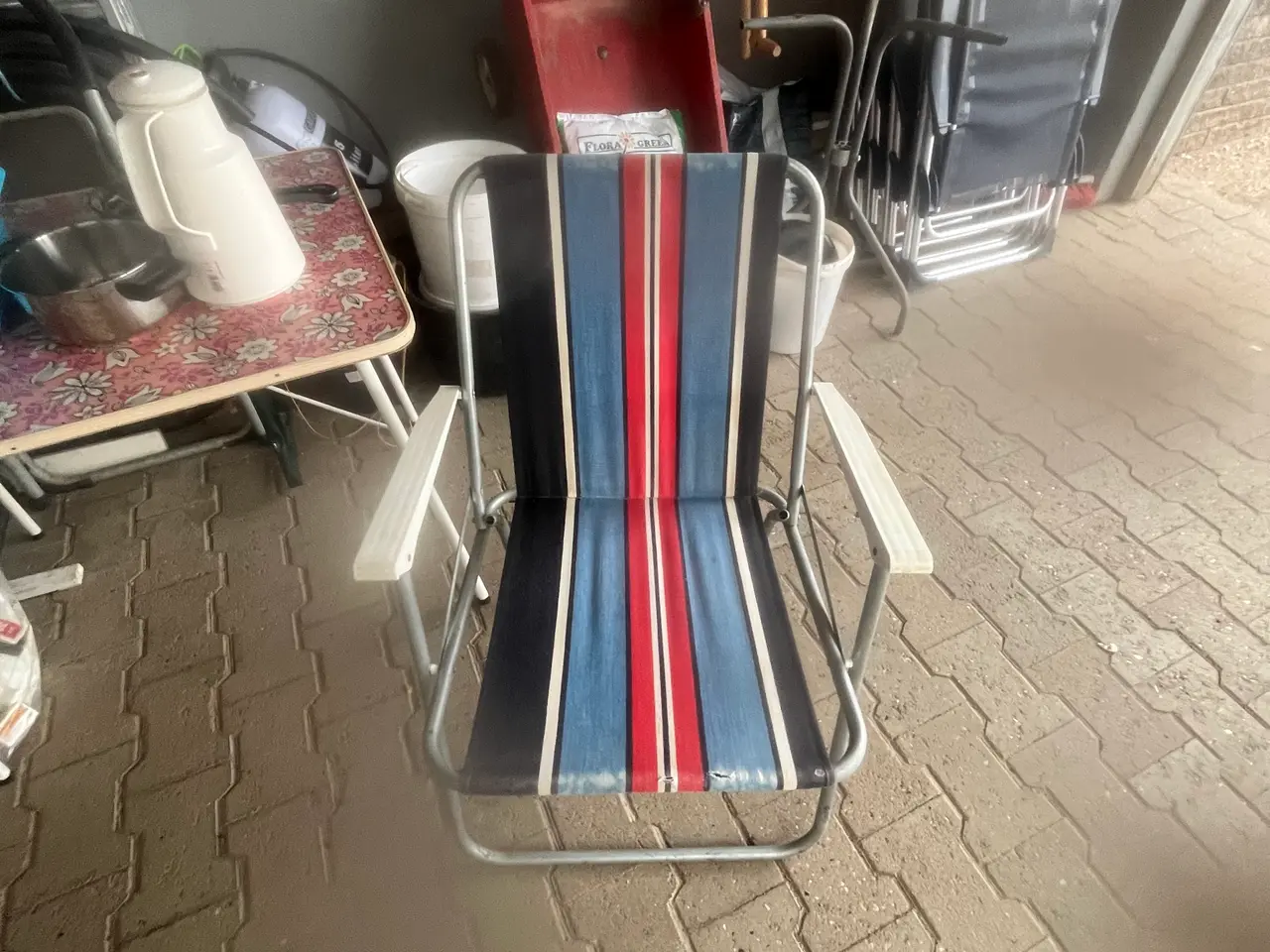 Billede 4 - Retro bord med blomster og stribet stol