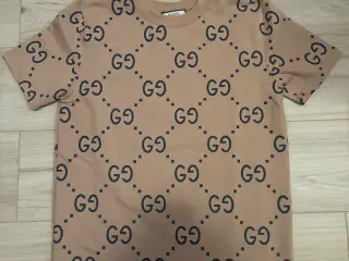 Cucci t-shirt sælges